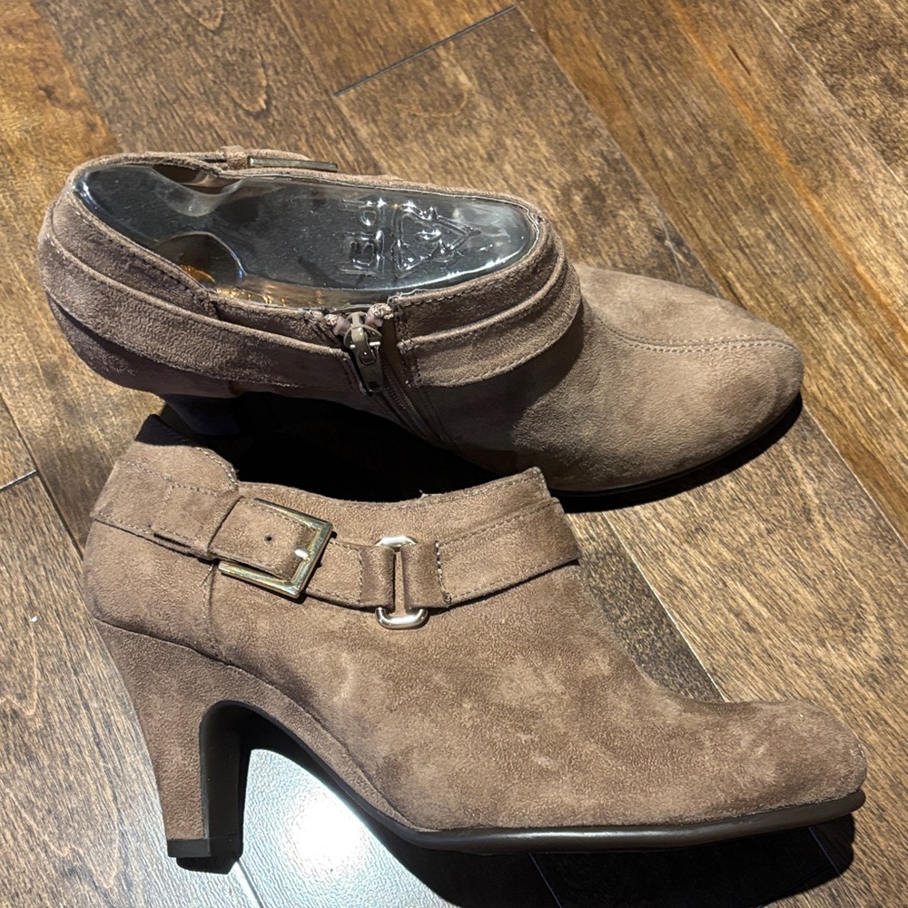 Aerosoles Heelrest Brown Suede Women's Block Heeled Shoes Size 7 - Brand New